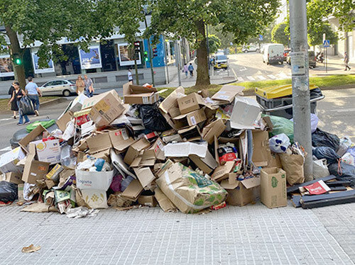 Amontonamiento de basura en avenida de Arteixo