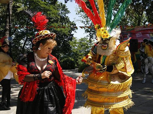 Pareja bailando la danza de la morenada boliviana