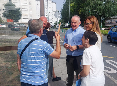 Miguel Lorenzo y Susana Catalán con vecinos del Birloque